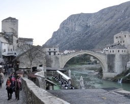 【莫斯塔爾古橋】是波斯尼亞及赫塞哥維亞之山谷小城