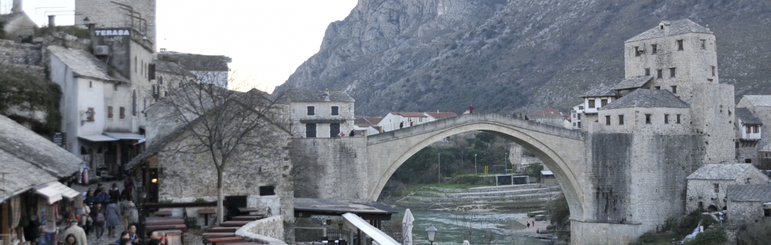 【莫斯塔爾古橋】是波斯尼亞及赫塞哥維亞之山谷小城