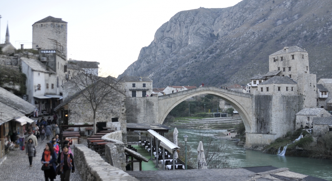 【莫斯塔爾古橋】是波斯尼亞及赫塞哥維亞之山谷小城